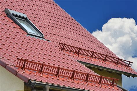Как установить снегозадержатель на крыше: устройство и пошаговая ...