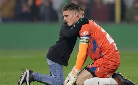 Niño Invade Campo Para Abrazar A Portero Tras Perder De último Minuto