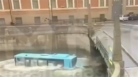 VIDEO Un autobuz a căzut de pe un pod în Sankt Petersburg Trei