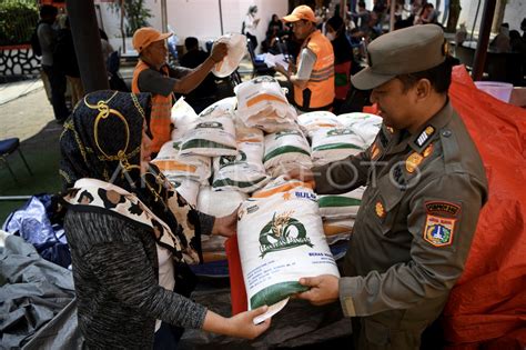 Penyaluran Bantuan Pangan Tahap Kedua Antara Foto