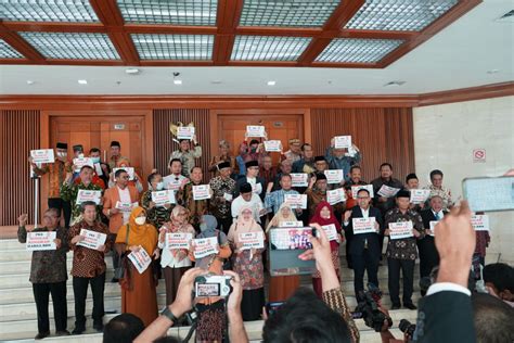 Walk Out Dari Rapat Paripurna DPR RI Fraksi PKS Tolak Kenaikan Harga