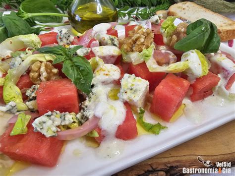 Ensalada de verano con sandía queso azul y nueces la receta que