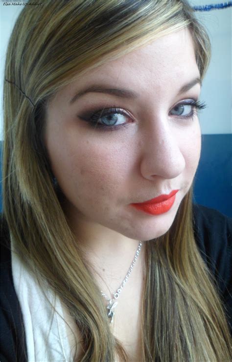 Un Make Up Charbonneux avec la Naked À Lire