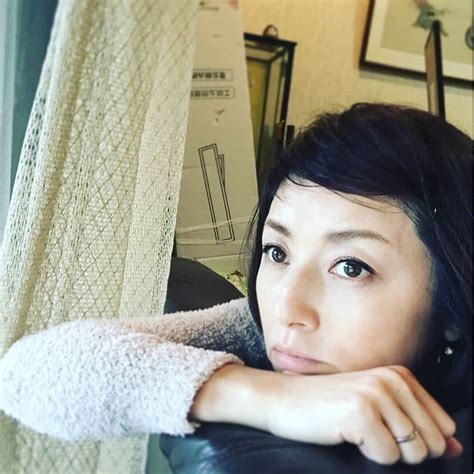 高岡早紀 さんのインスタグラム写真 高岡早紀 Instagram「雨、止まないね 撮影の合間に休憩ちう。。」4月28日 11時59分