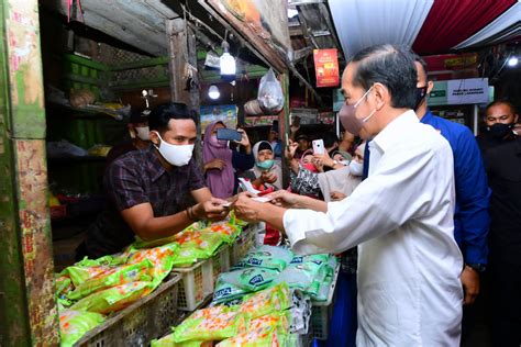 Saat Jokowi Bagikan Bansos Di Pasar Larangan Sidoarjo Ada Yang Bahagia