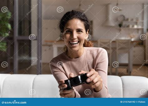 Alegre Joven Latina Mujer Jugando Juego En El Interior En La Consola De La Estaci N Foto De