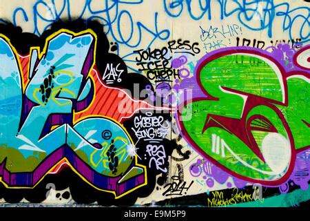 Berlin Wall Graffiti cartoon colourful Dollar sign Stock Photo - Alamy