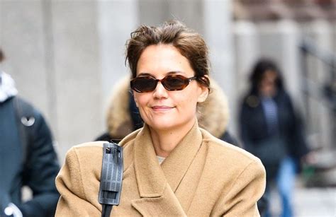 Katie Holmes Succombe La Tendance Des Baskets Massives Et Color Es