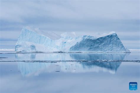 Le Brise Glace De Recherche Chinois Xuelong 2 Et Son Navire D