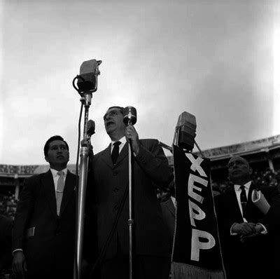 Adolfo L Pez Mateos Pronunciando Un Discurso En Un Estadio Durante Su