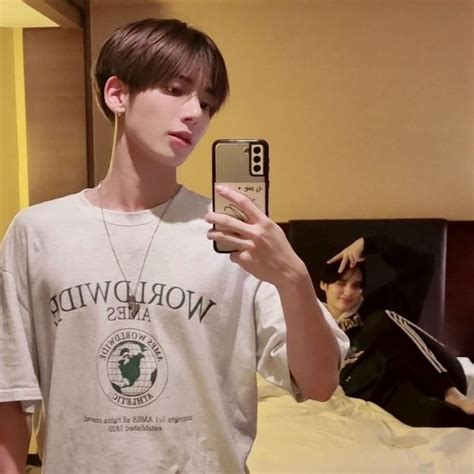 Pinterest Txt Mirror Selfie Txt Taehyun Selfie