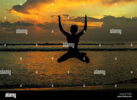 Siluetas De J Venes Saltando Boy En La Famosa Puesta De Sol En La Playa