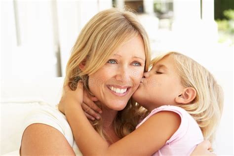 Fils De Baiser De Mère Petit Avec Amour Femme Avec Lenfant Maman Et