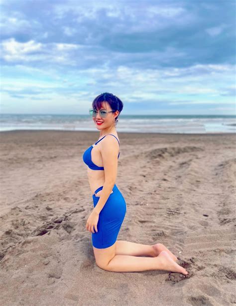 Diễn viên Thanh Hương diện bikini khoe đường cong rực lửa trên bãi biển Sao việt Việt Giải Trí