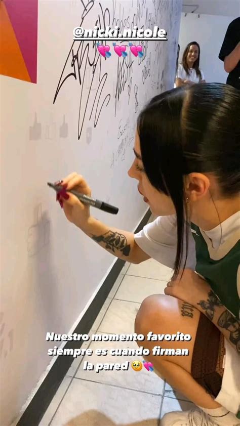 Nicki Nicole Firmando La Pared De Fmlike Fotos De Muchachas Guapas