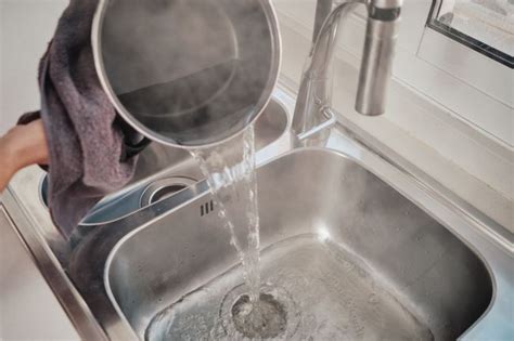 Can baking soda and vinegar unblock a drain? | Homebuilding