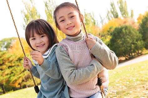 两个女孩在公园里荡秋千高清图片下载 正版图片507681750 摄图网