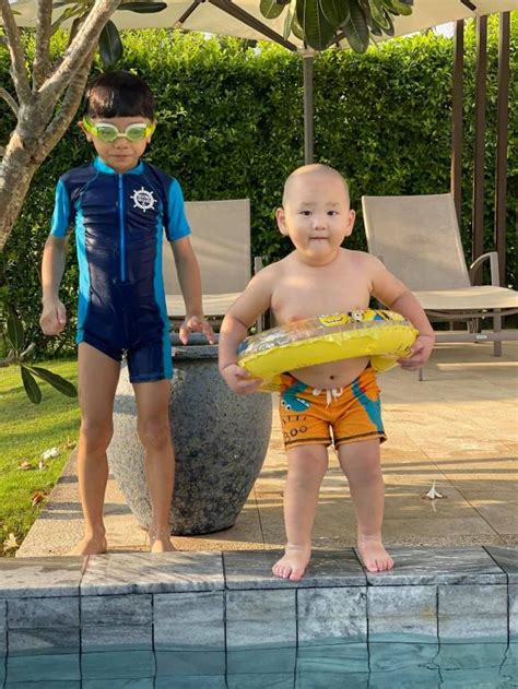 Trà My idol khoe đường cong gợi cảm khi diện bikini ở Vũng Tàu nhưng con trai út lại chiếm spotlight