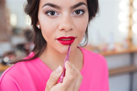 Mujer Joven Hermosa Sensual Que Aplica El L Piz Labial Rojo A Sus