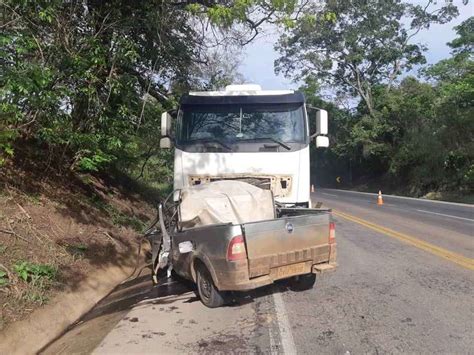 Batida Frontal Entre Picape E Carreta Mata Duas Pessoas Em Br Mineira