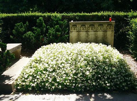 tombe de Mademoiselle Gabrielle Coco Chanel au cimetière de Bois de