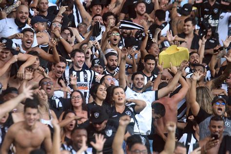 Assim Como Caçapa Fábio Matias Tem Início Surpreendente No Botafogo E