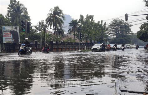 Jalan Dr GSSJ Ratulangi Tergenang Usai Hujan Deras Foto 4 1937544