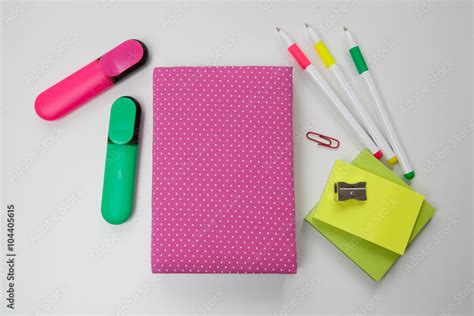 розовый блокнот среди ручек и маркеров на белом столе Stock-Foto ...