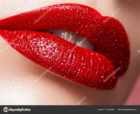 Bright Red Glossy Lipstick | Lipstutorial.org