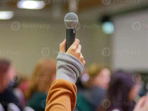 Un Mano Participación Arriba Un Micrófono En Un Profesional