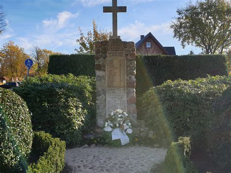 Volkstrauertag Kranzniederlegung Am Ehrenmal