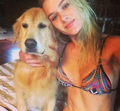 EGO Fiorella Mattheis faz selfie de biquíni cachorra Não dá pra