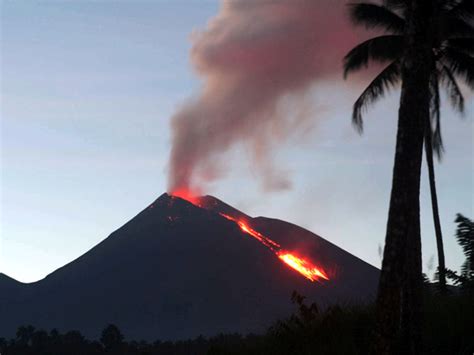 Noenk CAHAYA Gunung Soputan Berstatus Siaga