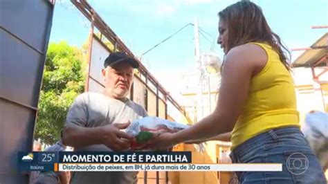 Tradicional Entrega De Peixes Na Sexta Feira Da Paix O Completa Anos