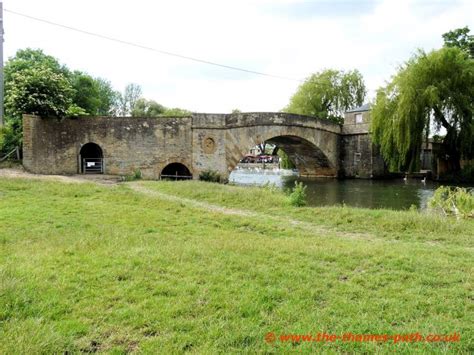 The River Thames in England and its Beautiful Mediaeval Bridges - photos.