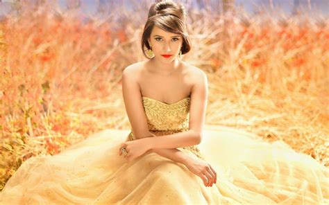 Обои girl beautiful brunette nature на рабочий стол