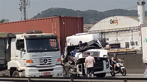 Acidente Entre Duas Carretas Interdita Parte Da Via Anchieta Em Santos