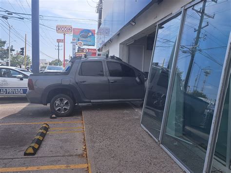 Conductor Pierde El Control De Su Camioneta Y Choca Con Un Banco En