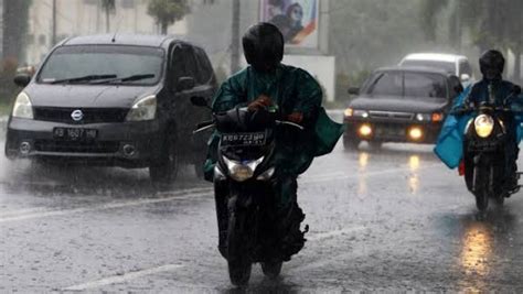 Prakiraan Cuaca Jakarta April Waspada Hujan Di Siang Dan Sore Hari