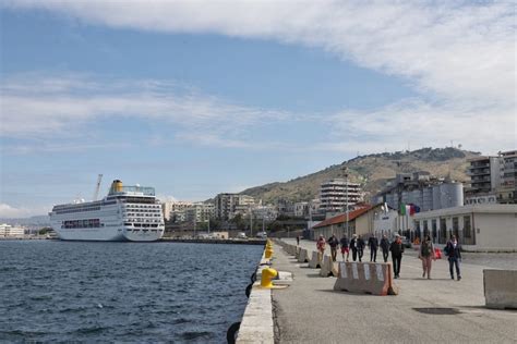 Reggio Calabria La Meravigliosa Neo Costa Riviera Attracca Al Porto Foto