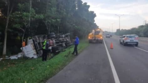 Truk Terguling Di Tol Jagorawi Diduga Sopir Ngantuk Okezone Megapolitan