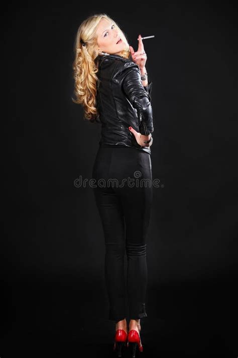 Fille Blonde En Cuir Noir Image Stock Image Du Verticale