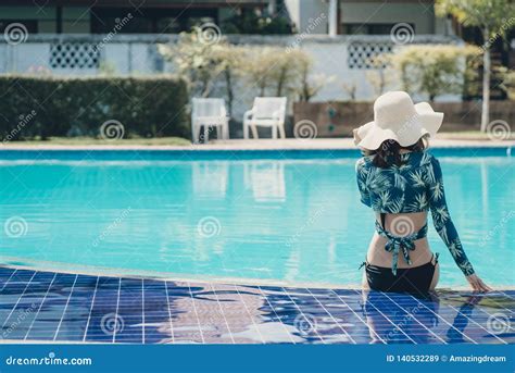 Mujeres Hermosas De Asain Con El Bikini Imagen De Archivo Imagen De Disfrutar Concepto