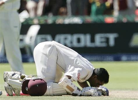 Shivnarine Chanderpaul Kisses The Ground After His Century