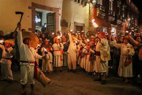 Disfrutan Cientos El Tradicional Desfile De Las Antorchas En San Miguel