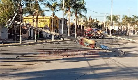 Tractocamión derribó 4 postes en bulevar Guadalupe Victoria sector se