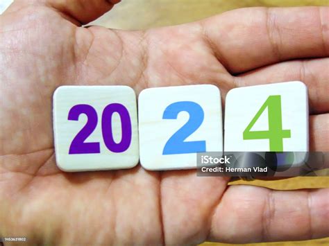 Tahun 2024 Akan Datang Seseorang Memegang Angka Yang Membentuk Tahun