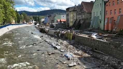 Powódź w Polsce Zniszczenia na nagraniach Tak wyglądają miasta po