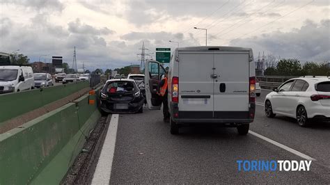 Incidente In Tangenziale A Collegno Tamponamento Tra Due Auto E Un