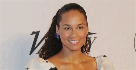 Alicia Keys No Makeup Looks: What Is Wrong With Her face?